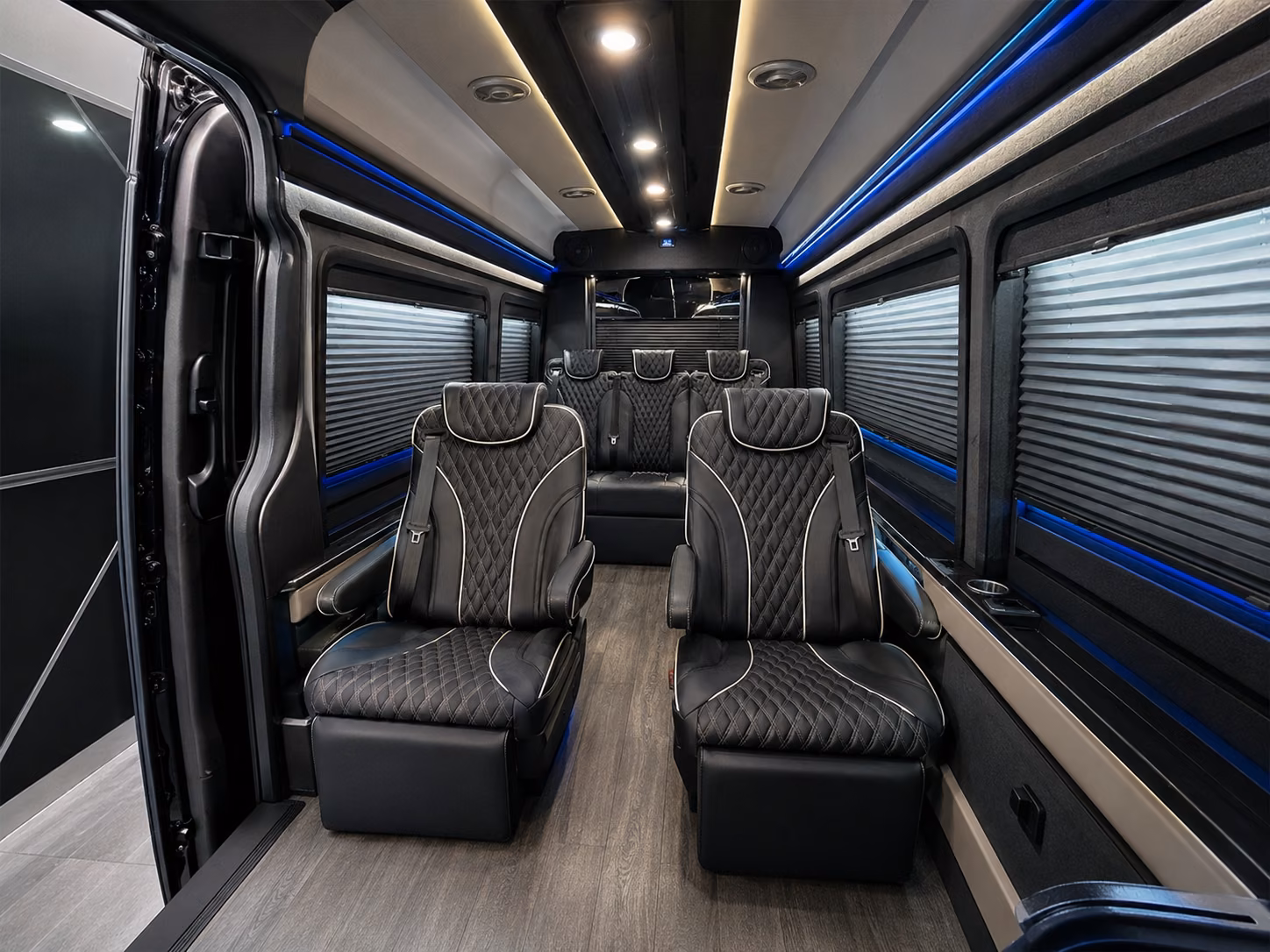airport shuttle buses for oakland s holiday travel peaks